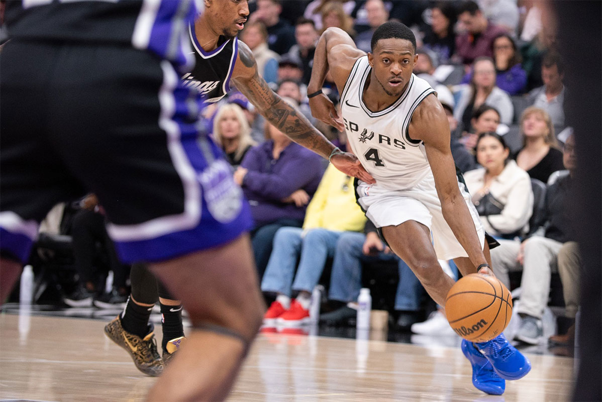     San Antonio Spurs Guard De'Aaron Fok (4) Drive to Cart against Sacramento Kings during the fourth district in Golden 1 Centur. 