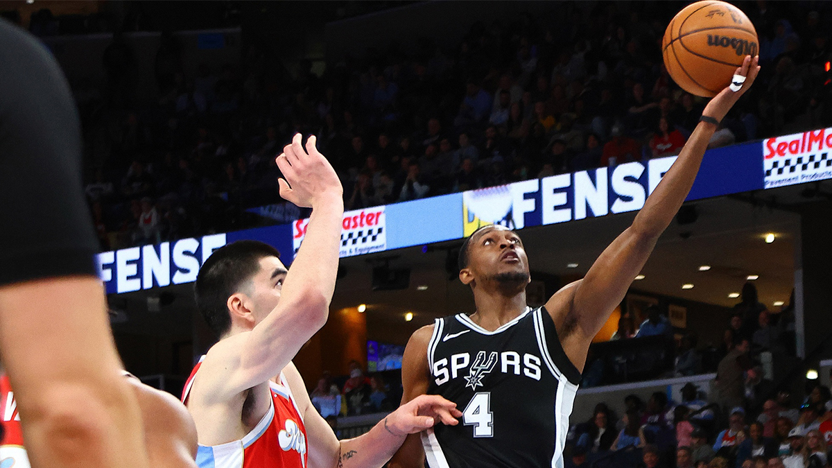 San Antonio Spursi Guard De'aaron Fok (4) Drive to Cart as Memphis Grizzlies Center Zach Edei (14) Defend during the fourth quarter in FedExforum. 