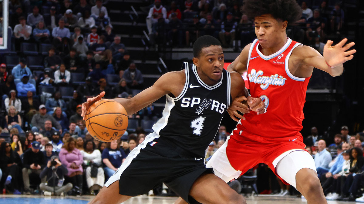 San Antonio Spurs guard De'Aaron Fox (4) drives to the basket as Memphis Grizzlies forward Jaylen Wells (0) defends during the fourth quarter at FedExForum.
