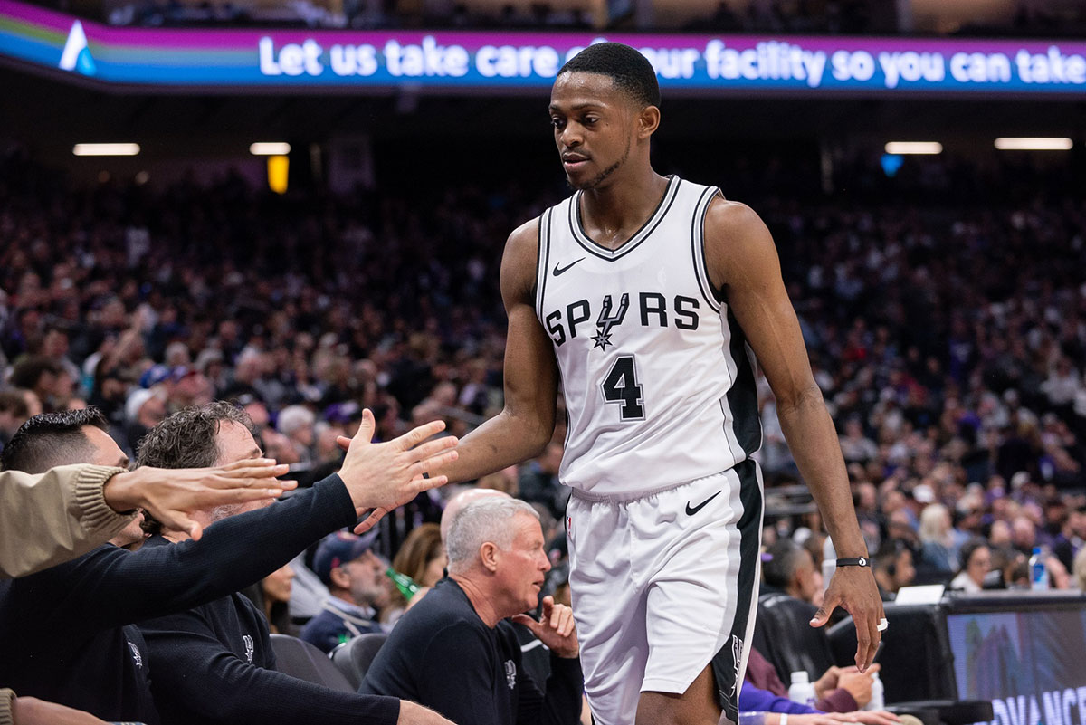 San Antonio Spursi Guard De'aaron Fok (4) High poets Teams after exiting the game during the fourth quarter