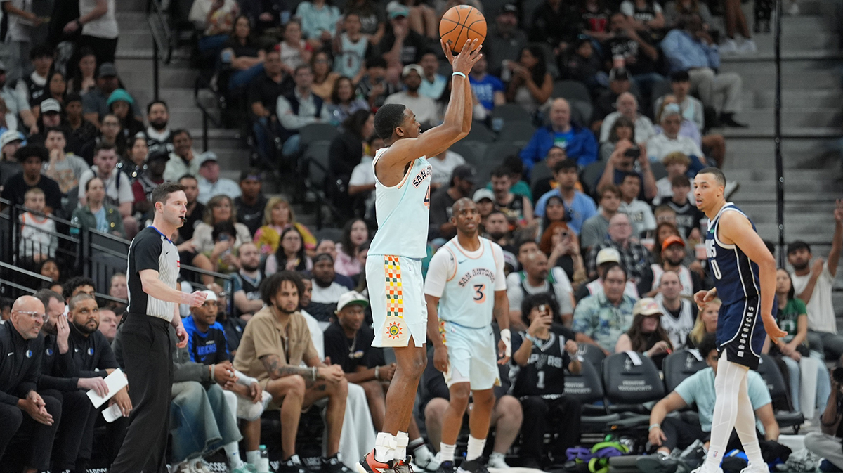 San Antonio Spurs guard De'Aaron Fox (4) shoots in the second half against the Dallas Mavericks at Frost Bank Center. 