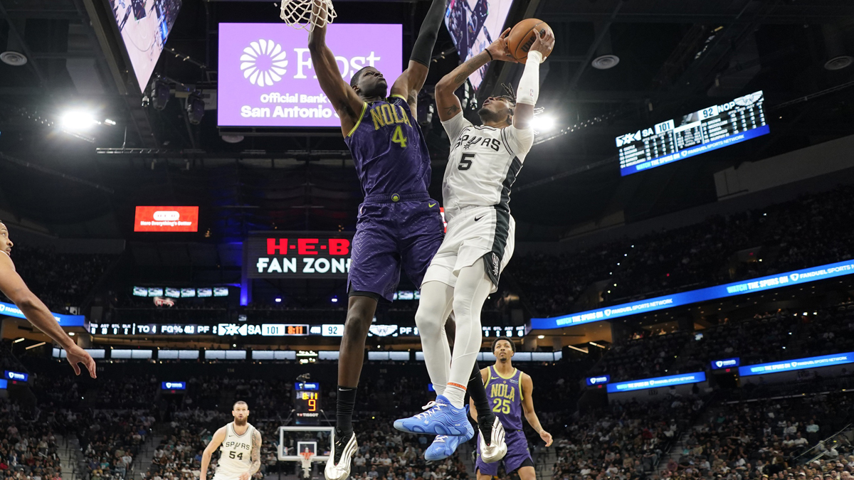 San Antonio Spurs Stup Stephon Castle (5) Drive to Cart against New Orleans Pelikans Center Mo Bamba (4) during the second half in the Frost Bank Centur. 