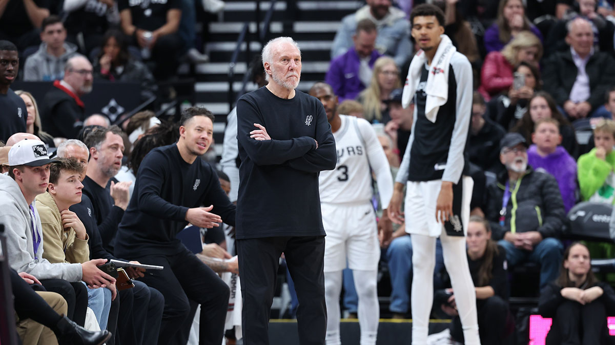 San Antonio Sprurs's Chief Sprurs Gregg Popovich Watches play against Jazz Utah during the fourth district in Delta Centura