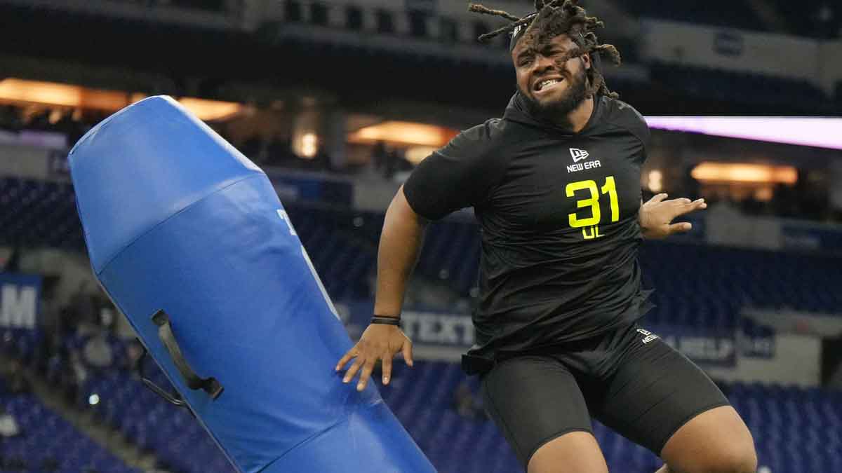 Feb 27, 2025; Indianapolis, IN, USA; South Carolina defensive lineman TJ Sanders (DL31) participates in drills during the 2025 NFL Combine at Lucas Oil Stadium. 