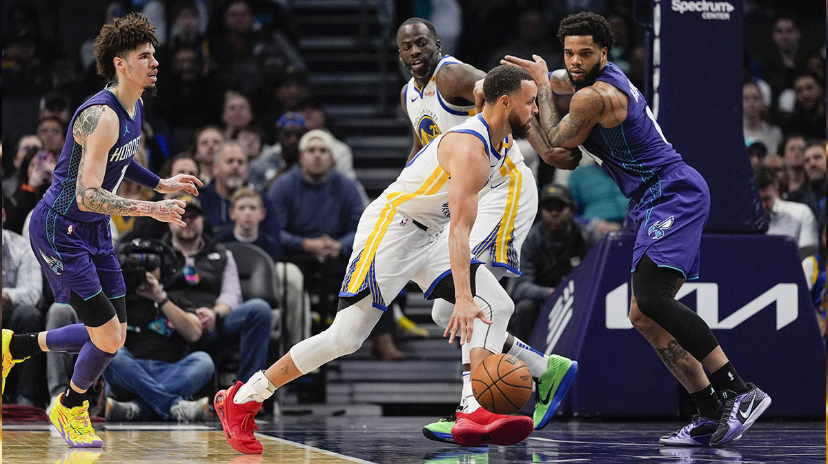 Gold State Warriors Guard Stephen Curri (30) It hurts around Draimond Green (23) to Charlotte Hornets forward bridges forward (0) during the second half in the Spectrum Center.