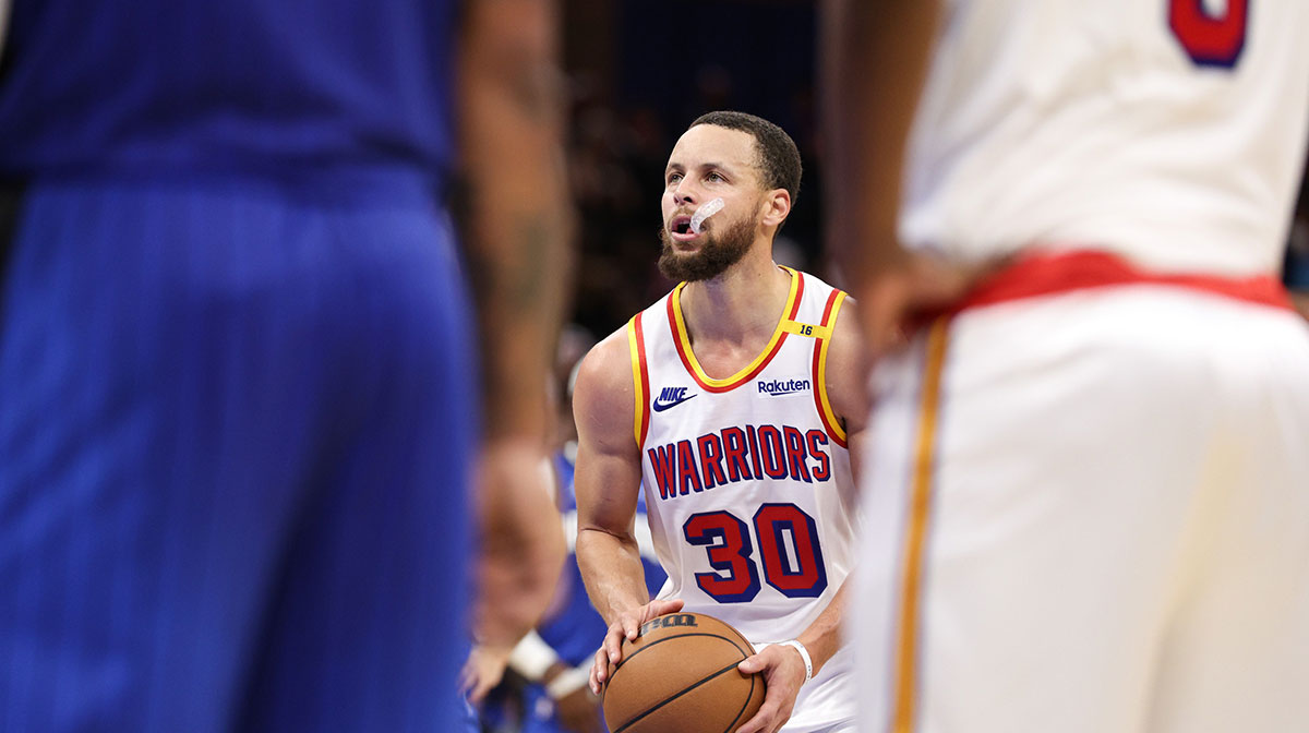 Golden State Warriors guard Stephen Curry (30) shoots a free throw against the Orlando Magic in the fourth quarter at Kia Center.