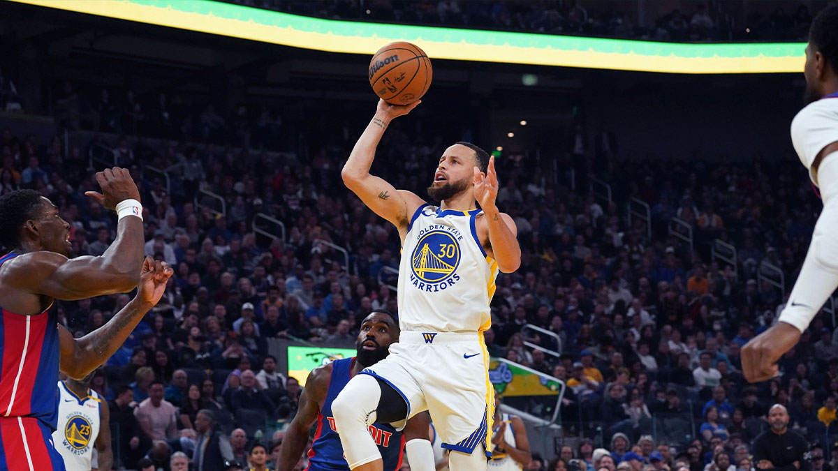 Golden State Warriors guard Stephen Curry (30) drives to the basket against the Detroit Pistons in the first quarter at Chase Center.