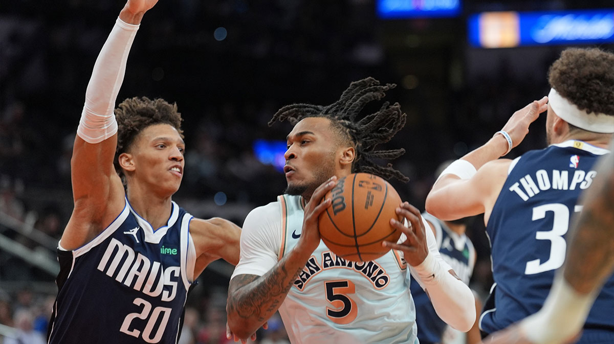 San Antonio Spursi Guard Stephon Castle (5) Drive against Dallas Mavericks Kessler Edwards (20) In the first half in the Bank Frost Bank Centuri