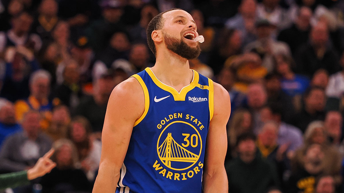   战士后卫Stephen Curry（30）反应