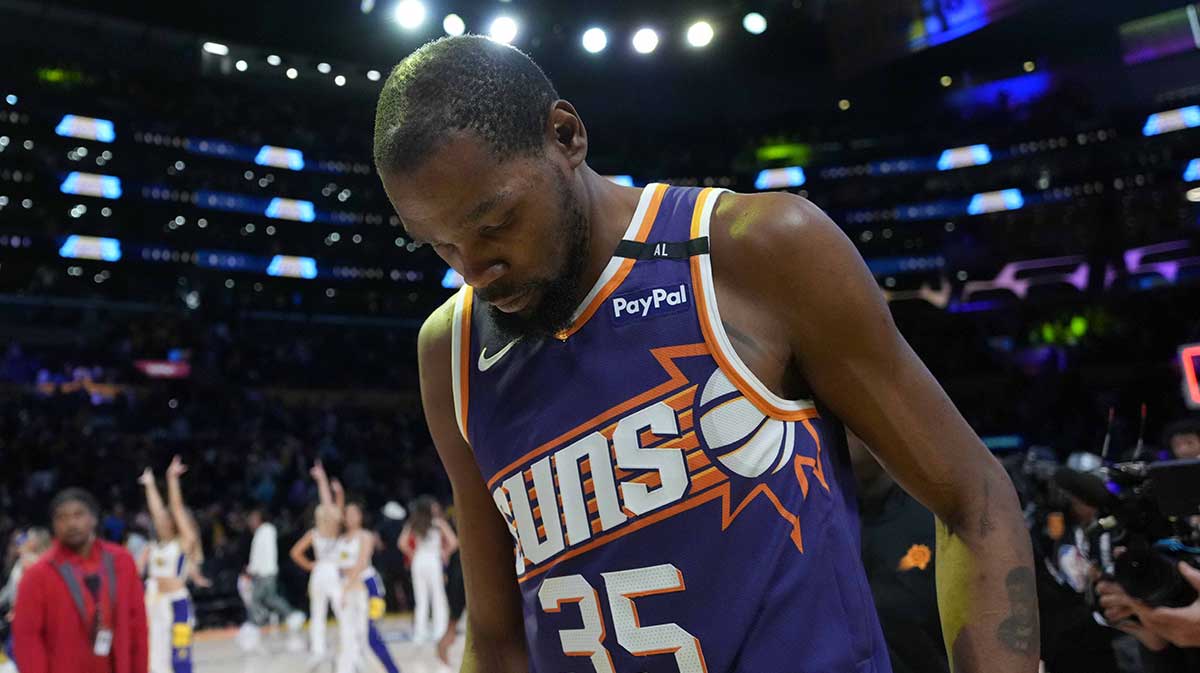 The sun front Kevin Durant (35) leaves the court after the game against Los Angeles Lakers on Cripto.com Arena