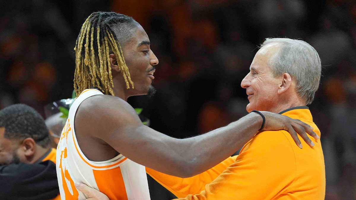 Tennessee's Jahmai Mashack (15) welcomes Tennessee Head Trainer Barnes Barnes during the presentations for multi-day daily basketball basketball matches between Tennessee and South Carolina in Thompson-Boling Arena in the city center, on Saturday, 8. March 2025. March 2025 