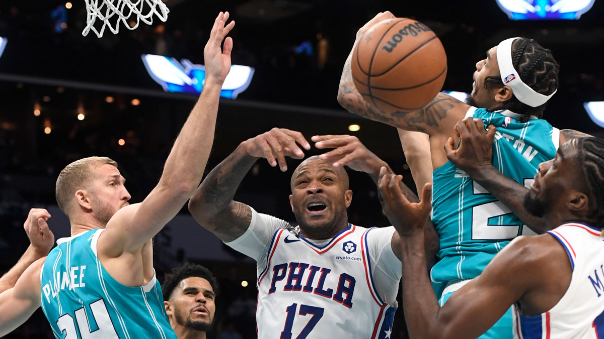 Philadelphia 76ers forward PJ Tucker (17) and Charlotte Hornets PJ Washington (25) Go after recovery during the second half in Centurum Spectrum.