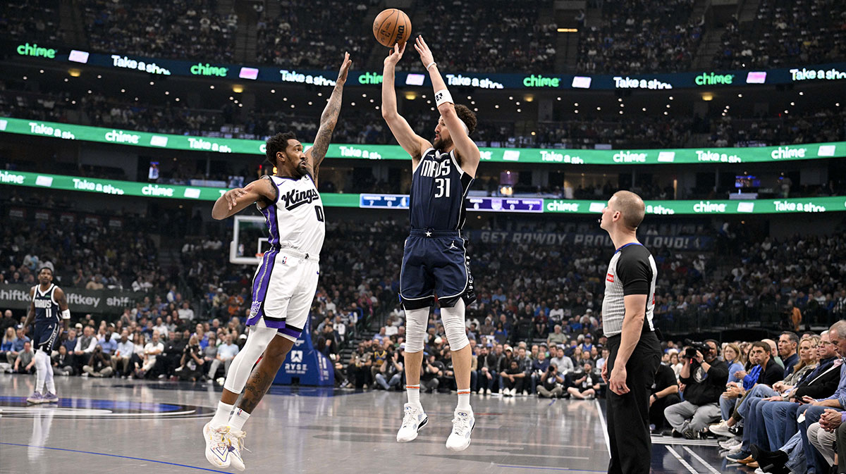 Dallas Mavericks Guard Klai Thompson (31) tries to shoot three points to Sacramento Kings keeper Malik Monach (0) during the first quarter at the center of American Airlines