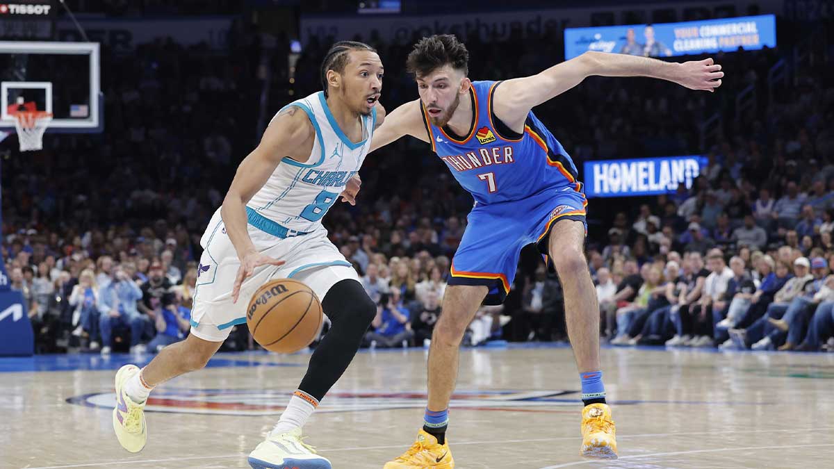 Hornets guard Nick Smith Jr. (8) drives to the basket beside Oklahoma City Thunder forward Chet Holmgren (7) during the second half at Paycom Center