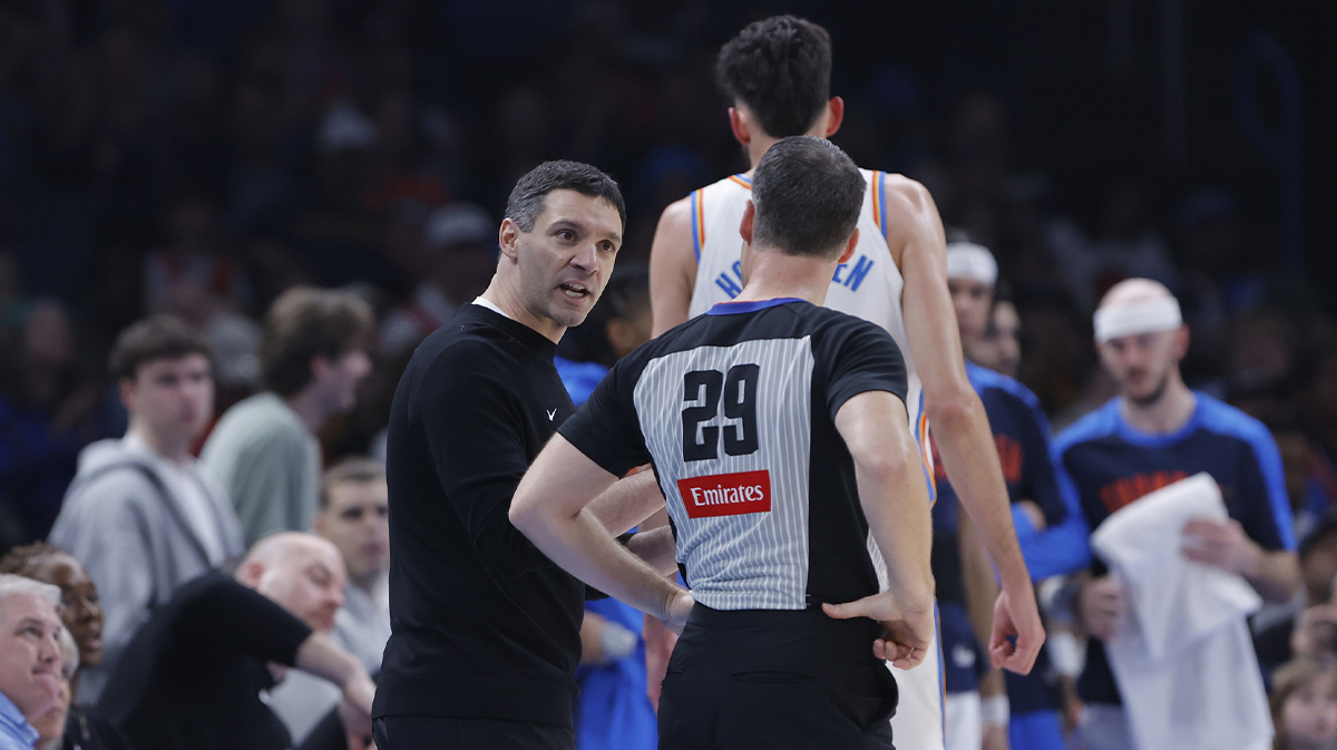 Thunder The Mark Daignea Master Coach talks about the functioning after receiving a technical call during the first quarter in Center Paicom