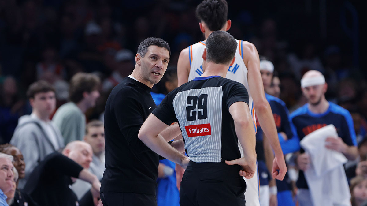 Thunder The Mark Daignea Master Coach talks about the functioning after receiving a technical call during the first quarter in Center Paicom