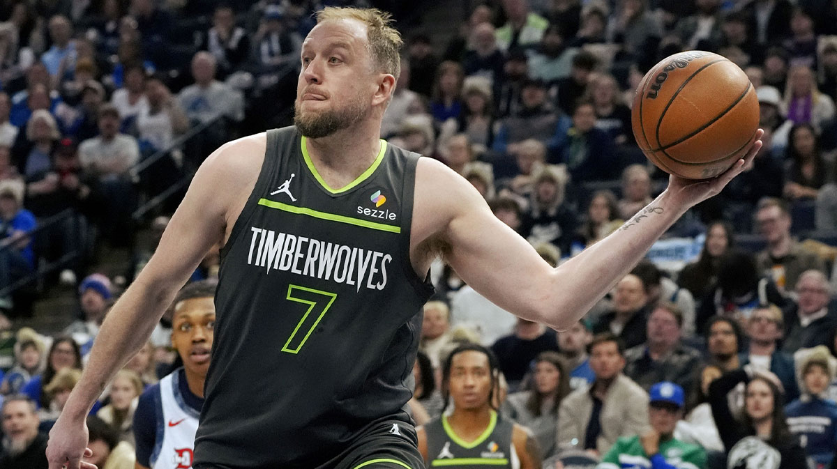 明尼苏达州Timberwolves的后卫乔·英格尔斯（Joe Ingles（Joe Ingles）（7）在第四节在目标中心对阵华盛顿奇才队的界限时，寻求通行证。 