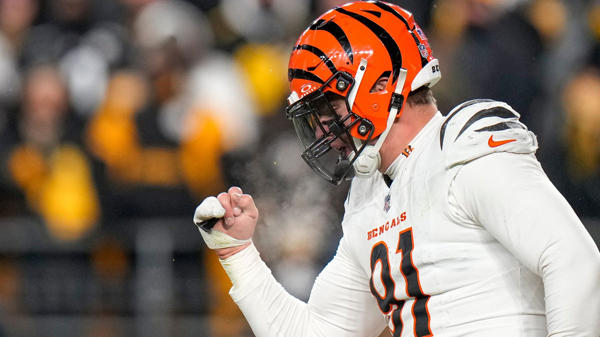 Cincinnati Bengals defensive end Trey Hendrickson (91) celebrates as the Steelers prepare to punt in the fourth quarter of the NFL Week 18 game between the Pittsburgh Steelers and the Cincinnati Bengals