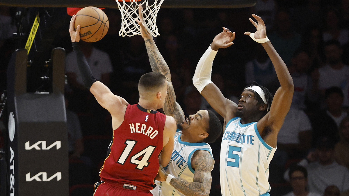 Miami Herord Guard Tyler Herro (14) Brani Charlotte Hornets Guard Dakuan Jeffries (3) and centrally indicate Williams (5) during the first half in the center of Kaseya.