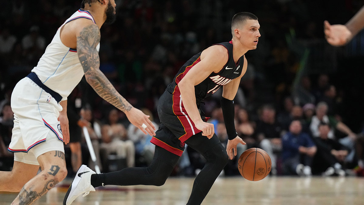 Miami Heat Garnid Tyler Herro (14) brings a ball court against La Clipper during the second half in the center of Kaseya. 