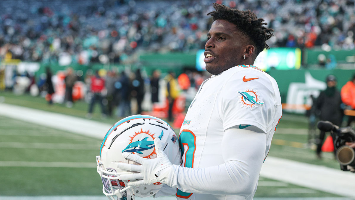 Tyreek Hill Dolphins helmet off