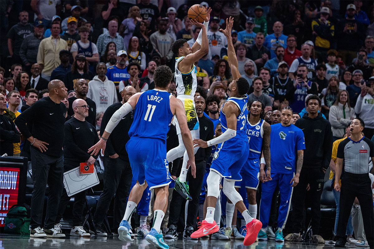 Indiana Pacers Guard Tires Haliburton (0) Shoot the ball and reaching 3 pines with 3 points, while Milvaukee Bucks breaks Giannis Antetokounpo (34) in the second half at Gainbridge Fieldhouse. 