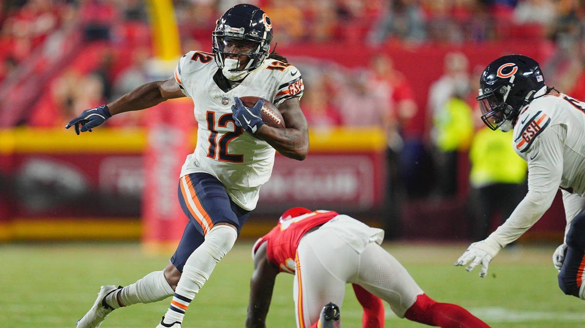 22. August 2024. years; Kansas City, Missouri, USA; Chicago Bears Wide receiver Velus Jones Jr. (12) Works for the attachment against Kansas City Chieffes Safety Tiree Gillespie (46) during the second half in the Geho field in the Geha Stadium. 