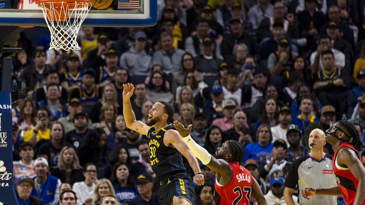 Warriors guard Stephen Curry (30) shoots against the Toronto Raptors during the third quarter at Chase Center