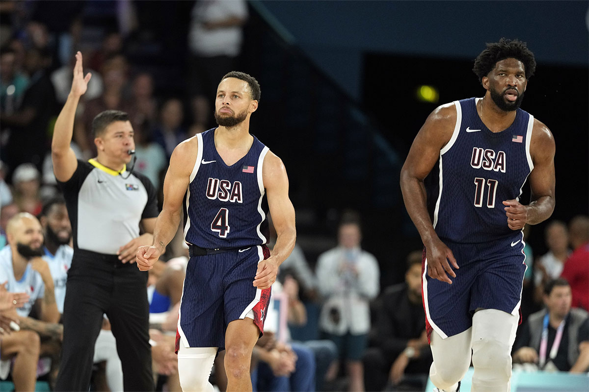 The United States Shield Stephen Curri (4) and CENTER Joel EmbiId (11) react in the second half against France in the game of Medje in Male Basketball during Summer Games in Paris 2024. in Accor Arena.