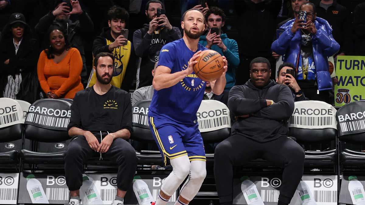 The warriors preserve Stephen Curri (30) warms before the game against Brooklyn networks in the center of Barclays