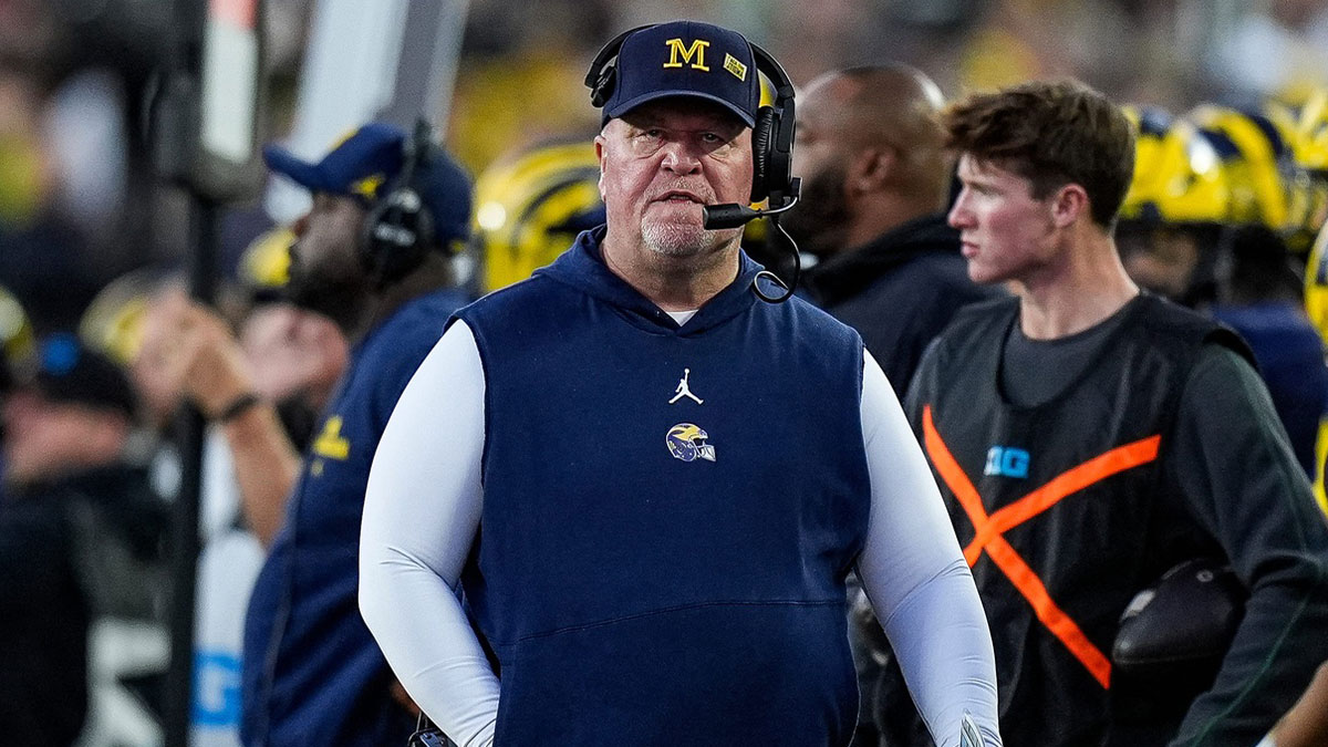 Michigan defensive coordinator Wink Martindale reacts to a play against Oregon during the second half at Michigan Stadium