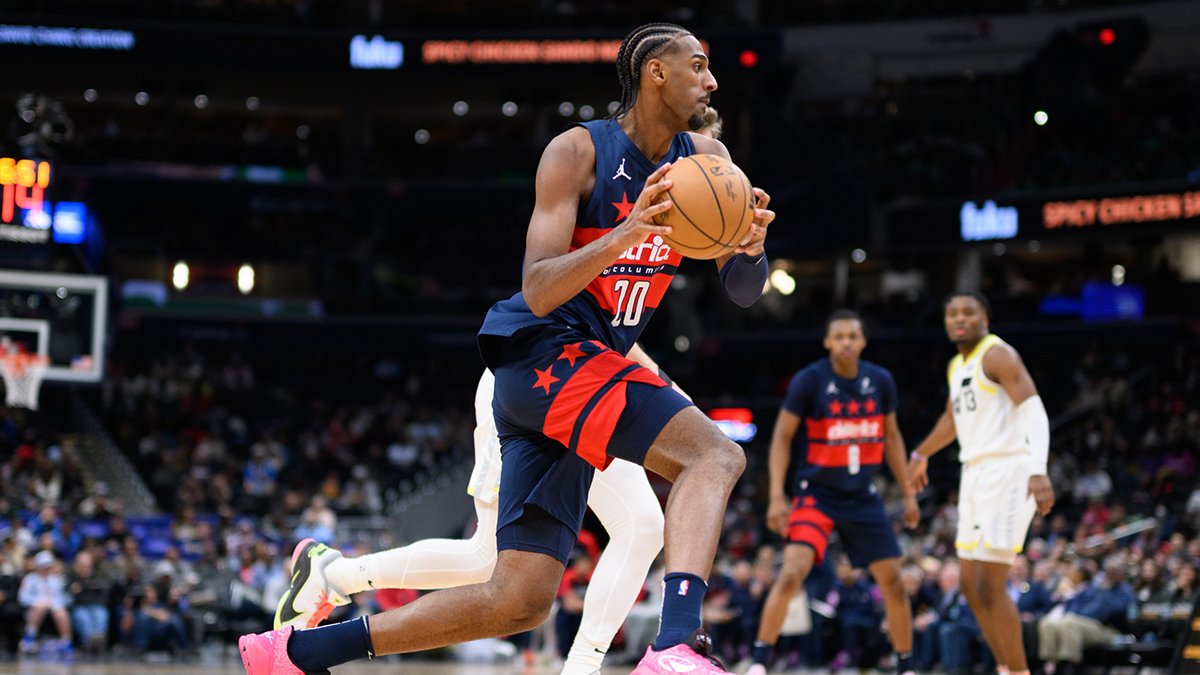 Washington Wizard Alex Sarr (20) handles the ball against Jazz Utah during the second quarter in the capital of those arena.