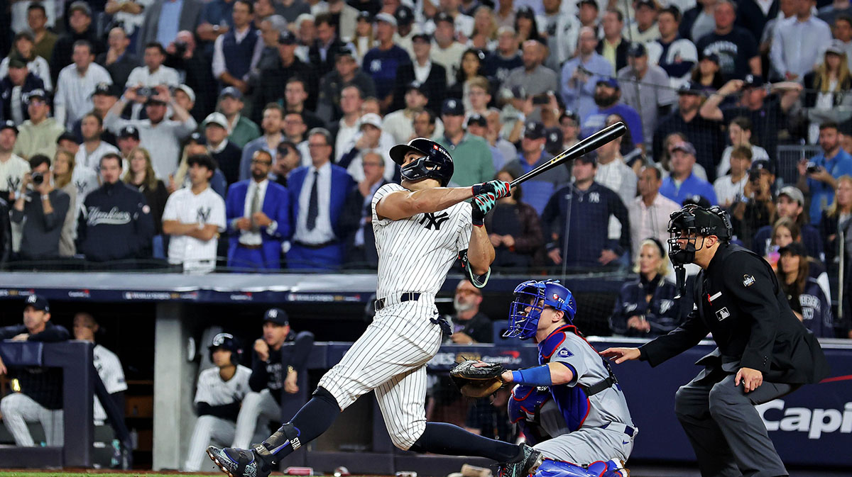 The new York Yankees marked Hitter Giancarlo Stanton (27) hit the victimization of RBI during the sixth Inning against Los Angeles Dodgers in the game four of 2024 billion of the World Series in the Yankee Stadium. 