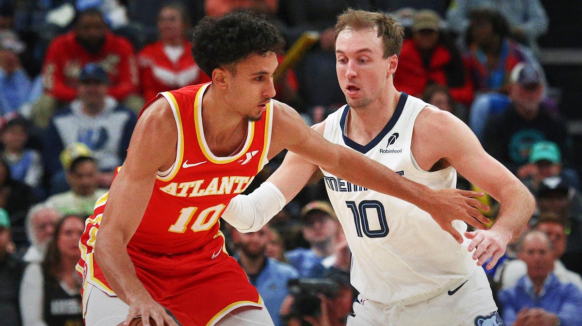 Atlanta Hawks Prom Ozaharie Risacher (10) Dribbles AS Memphis Grizzlies Guard Luke Kennard (10) Defend during the fourth quarter in FedExforum. 