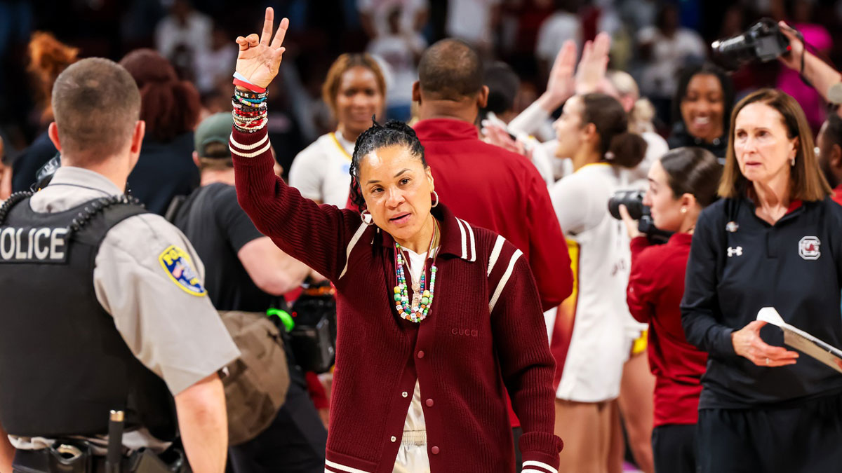 Featured image former South Carolina women's basketball Dawn Staley
