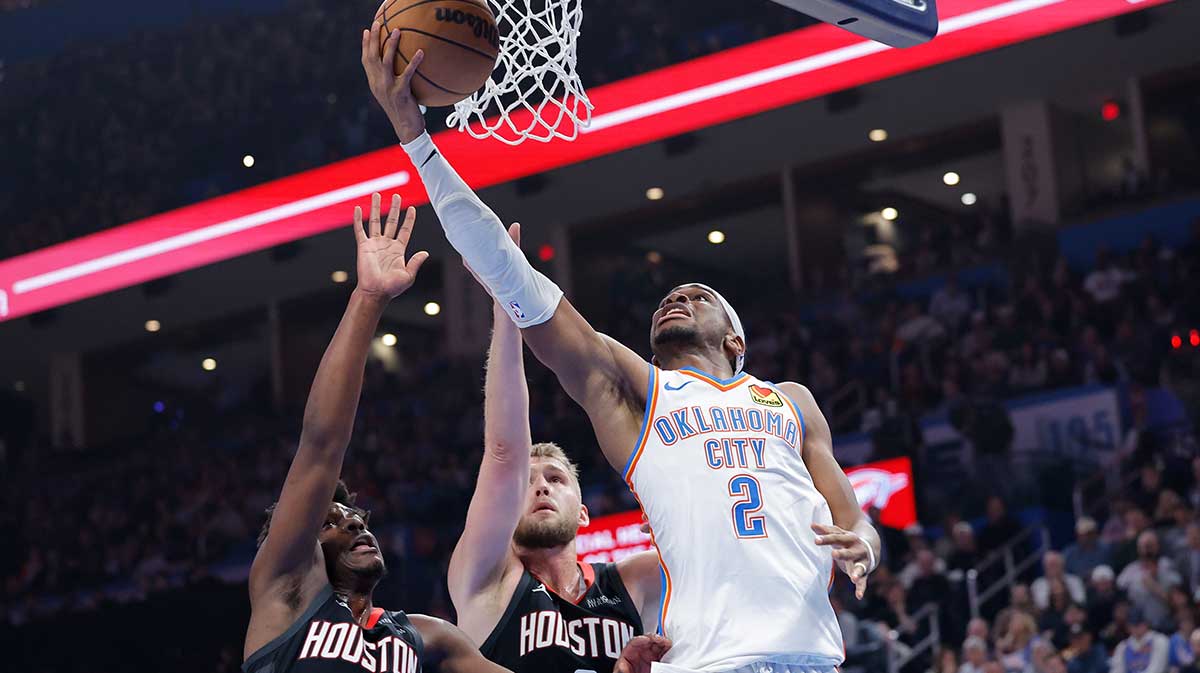 Grbena Garda Shai Gilgeous-Alexander (2) Shoots in front of Houston Rocket Guardian Aaron Holiday (0) and H During the second trimester at Center Paicom