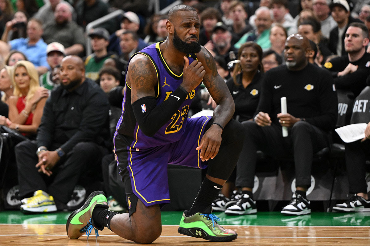 洛杉矶湖人队的前锋勒布朗·詹姆斯（Lebron James，23岁）在第四季度在TD花园中被波士顿凯尔特人前锋杰森·塔图姆（Jayson Tatum）犯规后做出了反应。