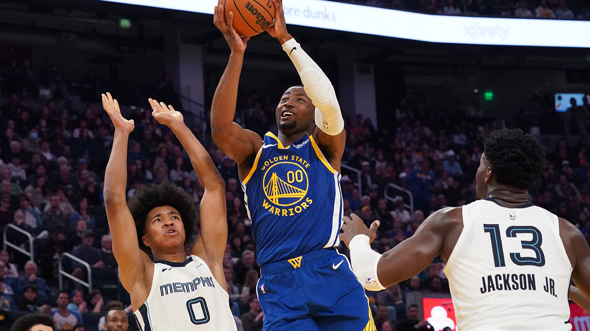 Golden State Warriors forward Jonathan Kuminga (00) shoots a jumpshot against Memphis Grizzlies forward Jaylen Wells (0) and forward/center Jaren Jackson Jr. (13) in the second quarter at Chase Center. 