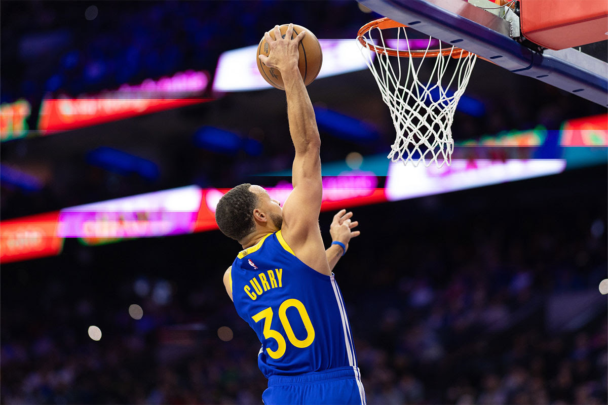 Golden State Warriors guard Stephen Curry (30) dunks the ball against the Philadelphia 76ers during the fourth quarter at Wells Fargo Center.