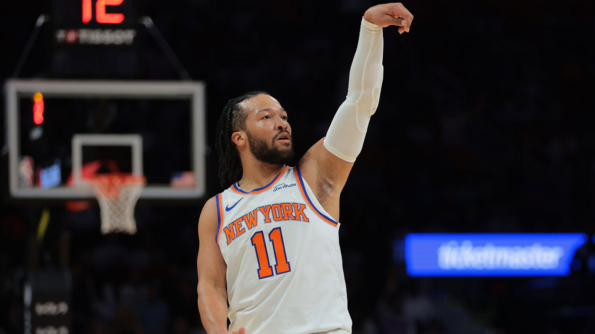 New York Knicks Guard Jalen Brunson (11) watches his recording against Miami heat during the first quarter in the center of Kaseya.