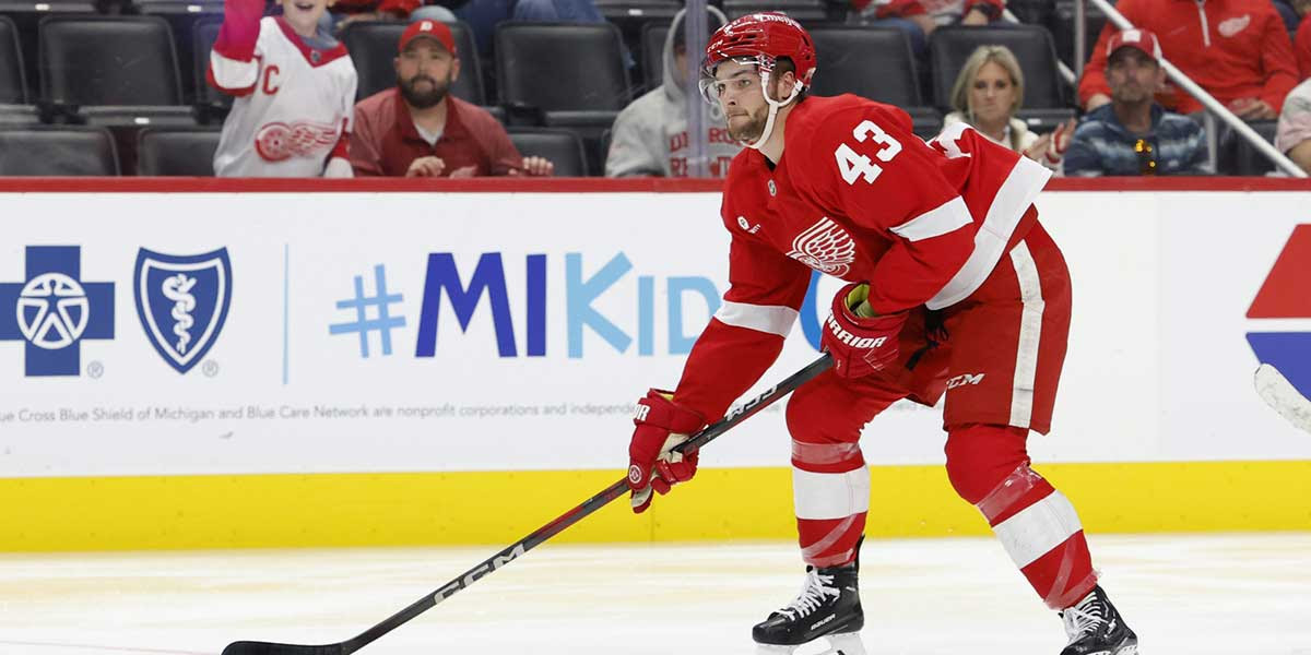 Detroit Red Vings Left Carter Mazur (43) Skates with Paka in the second period against Senator Ottawa on small Caesar's Arena.