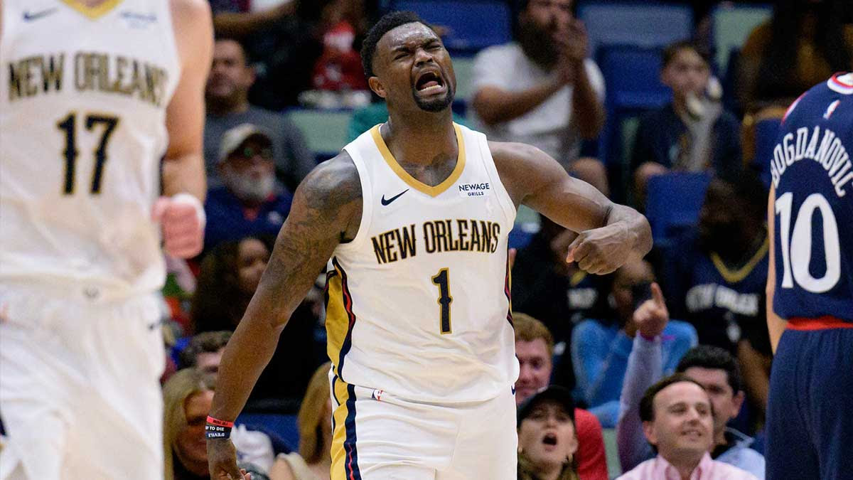 New Orleans Pelicans Next Williamson (1) reacts after dunking on scissors in Los Angeles during the fourth district in Centure Smoothie King.