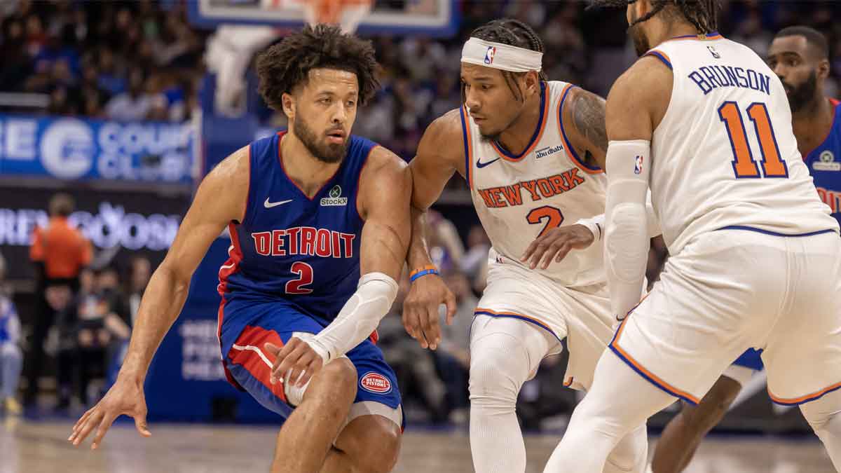Detroit Klipovi Kunar Cade Cunningham (2) Controls the ball by the new York Knicks Guard Miles McBride (2) during the second half Arena.