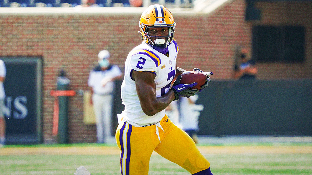 LSU Tigers tight end Arik Gilbert (2) runs against the Missouri Tigers during the first half