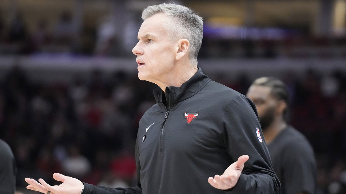 Chicago Bulls head coach Billy Donovan gestures during the first quarter of a game against the Miami Heat at United Center. Mandatory Credit: David Banks-Imagn Images