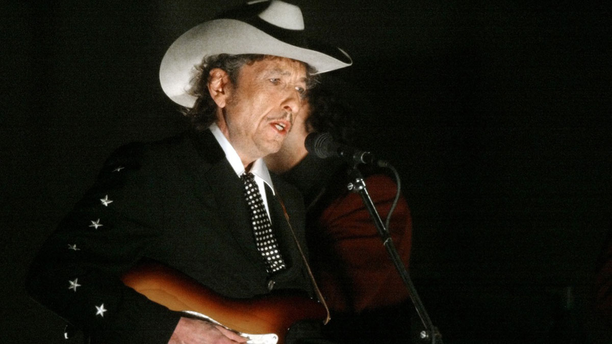 Bob Dylan singing at the Grammys in 2002.