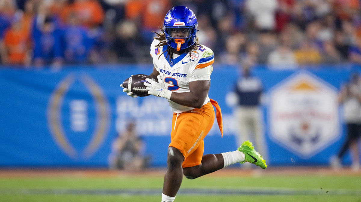 Boise State Broncos running back Ashton Jeanty (2) against the Penn State Nittany Lions during the Fiesta Bowl at State Farm Stadium.