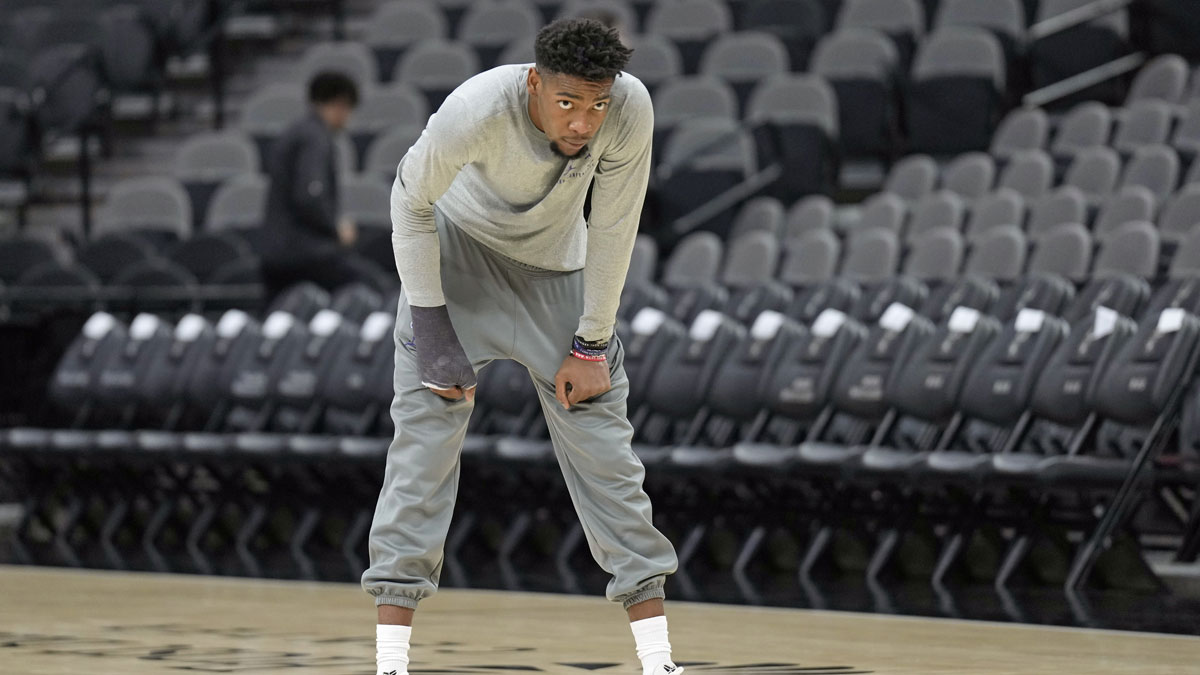 Inured Charlotte Hornets forward Brandon Miller (24) works out before a game against the San Antonio Spurs at Frost Bank Center