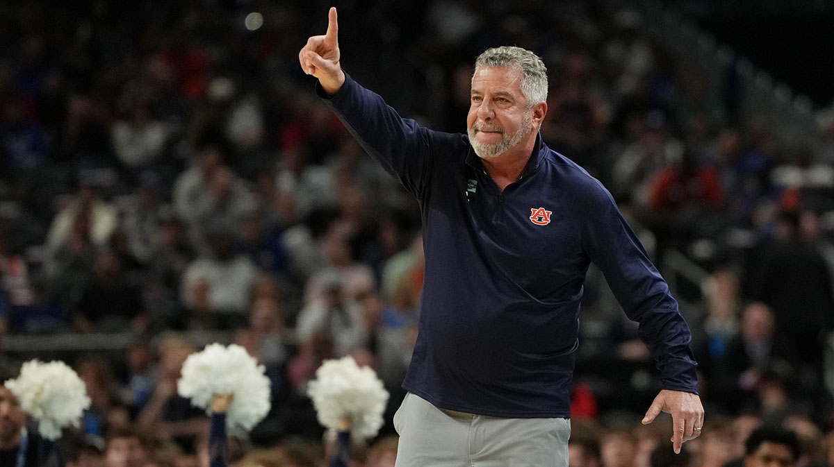 Auburn Tigers head coach Bruce Pearl signals to players against the Florida Gators during the first half in the semifinals of the men's Final Four of the 2025 NCAA Tournament at the Alamodome.
