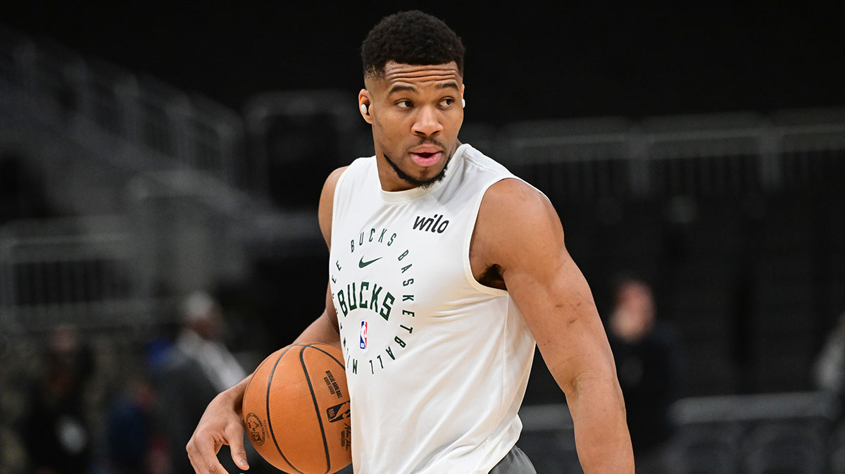 Bucks All-Star Giannis Antetokoumpo next to Hall of Fame forward Tim Duncan and Kendrick Perkins